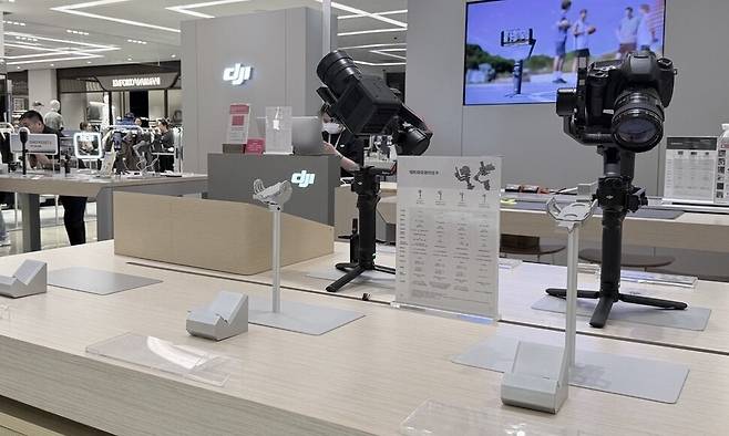 29일 오후 베이징의 상업 중심지 궈마오에 있는 쇼핑몰 에스케이피(SKP)의 다장이노베이션(DJI) 매장에 드론은 없이 드론 거치대만 전시대에 놓여있다. 베이징/이정연 특파원