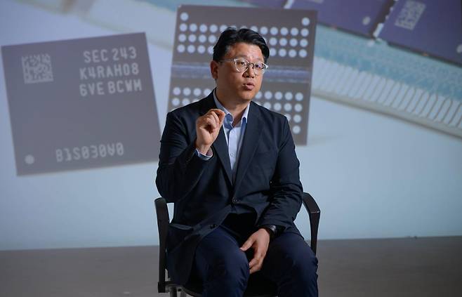27일 서울 중구 한국일보 본사 스튜디오에서 권석준 성균관대 공대 교수가 중국 반도체 기술 굴기와 한국의 경쟁력 강화 전략에 대해 설명하고 있다. 최주연 기자