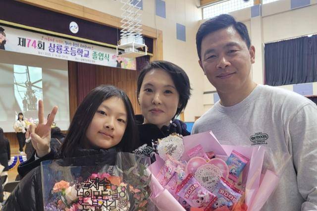 딸 지수가 초등학교를 졸업할 당시 지수, 미진, 태일 세 가족이 함께 찍은 가족사진. 유족 제공