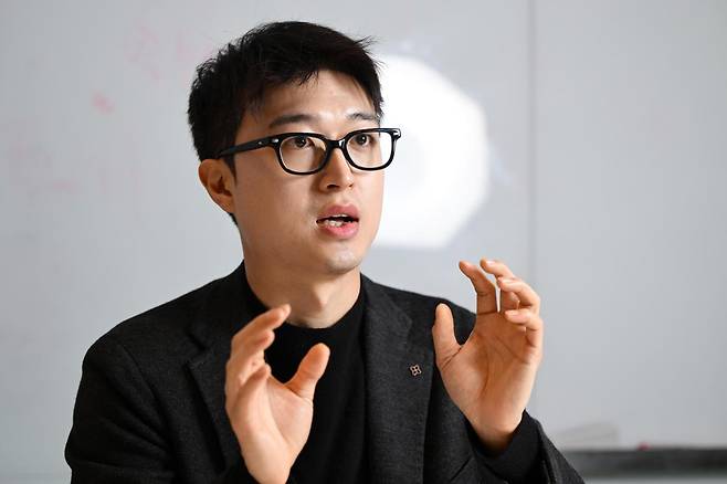 박준길 로카101 대표가 21일 서울 세종로 한국일보사에서 인터뷰를 하며 꼬마건물을 이용한 프롭테크 사업을 설명하고 있다. 그는 오래된 꼬마건물을 가치가 높은 상품으로 개발하는 것이 목표다. 하상윤 기자