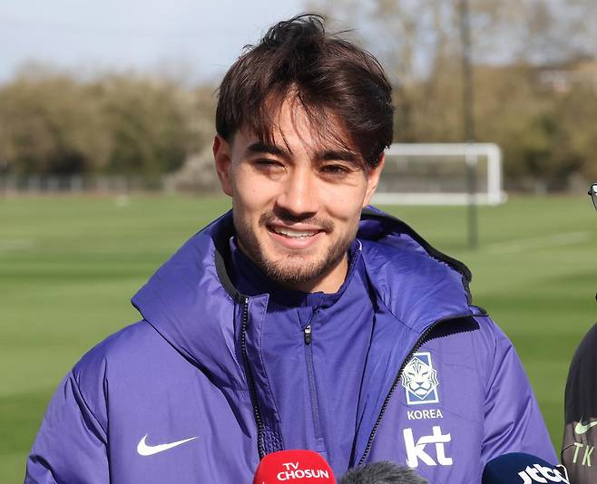 옌스 카스트로프가 지난달 25일 영국 런던의 밀턴킨스 MK돈스 훈련장에서 코트디부아르와 친선경기에 앞서 언론과 인터뷰를 진행하고 있다. 밀턴킨스=연합뉴스