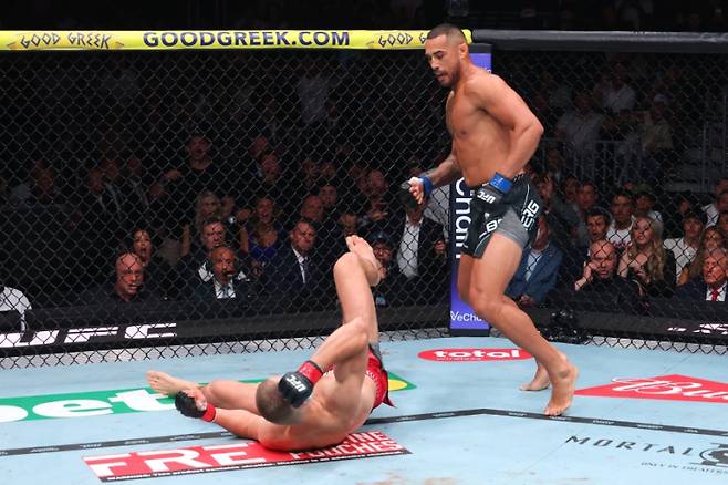 울버그가 프로하스카를 KO 시킨 장면. 사진=UFC