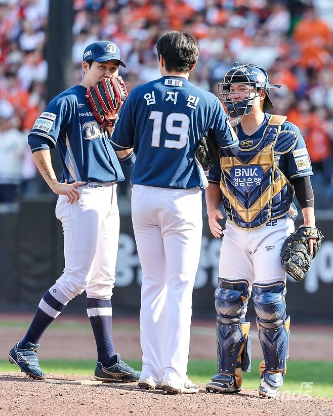 수비에서도 노련하게 젊은 투수들을 이끄는 안중열. NC 제공