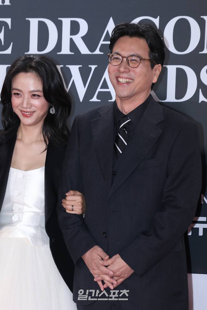 배우 탕웨이와 김태용 감독이 29일 오후 서울 영등포구 KBS에서 열린 제45회 청룡영화상 레드카펫 행사에 참석해 포즈를 취하고 있다. 서병수 기자 qudtn@edaily.co.kr /2024.11.29/