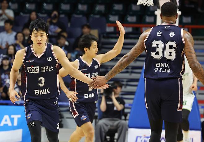 <yonhap photo-6293=""> 잘했어~ (부산=연합뉴스) 강선배 기자 = 17일 부산 사직체육관에서 열린 2025~26 프로농구 부산 KCC와 원주 DB 6강 플레이오프 3차전 경기. KCC 허웅이 득점하고 숀롱과 세리머니하고 있다. 2026.4.17 sbkang@yna.co.kr/2026-04-17 20:04:12/ 연합뉴스</yonhap>