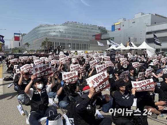 지난 23일 경기 평택시 삼성전자 평택캠퍼스 앞에서 열린 삼성전자 노동조합 공동투쟁본부 집회에서 조합원들이 구호를 외치고 있다. [사진=권서아 기자]