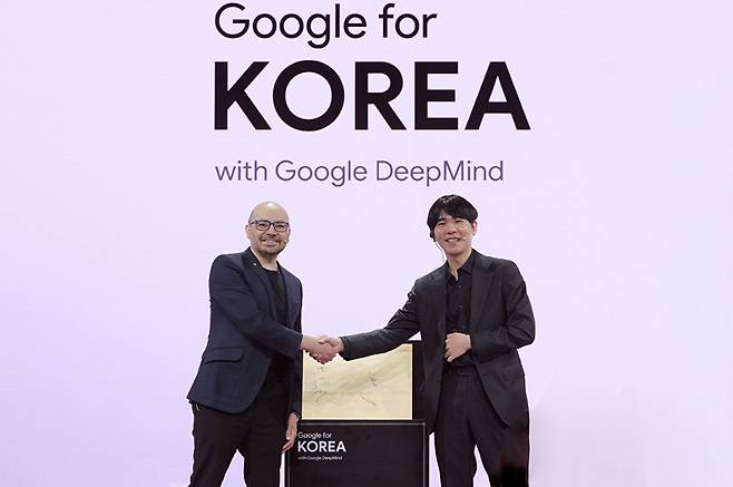 29일 서울 중구 웨스틴조선호텔에서 열린 '구글 포 코리아 2026' 행사에서 데미스 하사비스 구글 딥마인드 최고경영자(CEO, 왼쪽)와 이세돌 사범 겸 울산과학기술원(UNIST) 특임교수가 악수하고 있다. [사진=구글코리아]