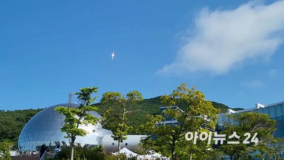 누리호 3차 발사당시 힘차게 솟아오르는 누리호. 나로우주센터 프레스센터에서 촬영했다. [사진=정종오 기자]