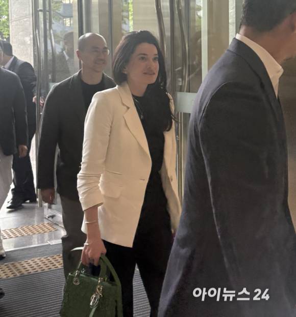매디슨 황 엔비디아 이사가 28일 서울 영등포구 LG트윈타워 LG전자 본사에 들어서고 있다. [사진=박지은 기자]