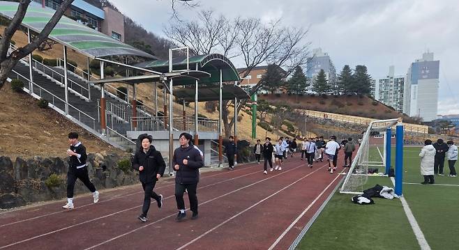 경북 문창고 학생들이 제주 4·3을 기리기 위해 기획한  '1,948㎞ 달리기 프로젝트' 모습 (문창고 제공)