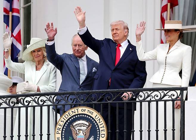 도널드 트럼프 미국 대통령이 28일(현지시간) 미국을 국빈방문한 찰스 3세 영국 국왕 내외에 대한 백악관 환영식에서 펼쳐진 열병식을 보며 손을 흔들고 있다. 로이터=연합뉴스