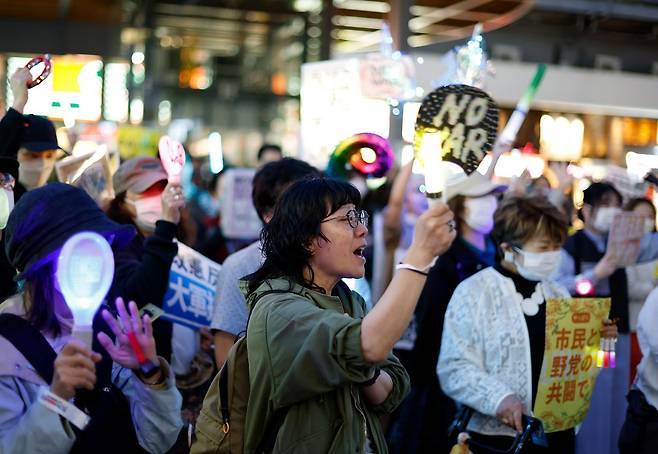 2026년 4월 21일 일본 도쿄에서 일본이 해외에 무기를 판매할 수 있도록 하는 헌법 개정에 반대하는 집회가 열리고 있다. EPA=연합뉴스