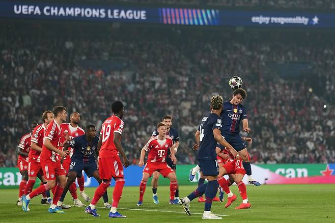 PSG 주앙 네베스(오른쪽)이 코너킥을 헤딩으로 돌려 놓아 2-1을 만들었다. AP=연합뉴스