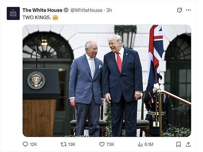 백악관은 28일(현지시간) 도널드 트럼프 미국 대통령과 찰스 3세 영국 국왕의 환영식이 끝난 뒤 '두명의 왕'이라는 제목의 사진을 올렸다. 백악관 X계정