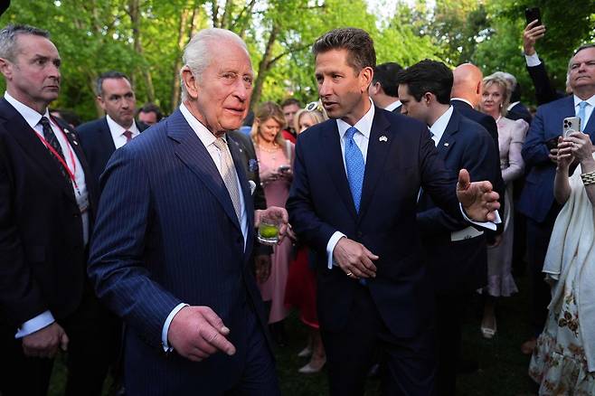 찰스 3세 영국 국왕(왼쪽)이 27일(현지시간) 미국 워싱턴DC 주미 영국대사관저에서 열린 가든파티에 참석해 크리스천 터너 주미 영국대사와 함께 서 있다. AFP=연합뉴스