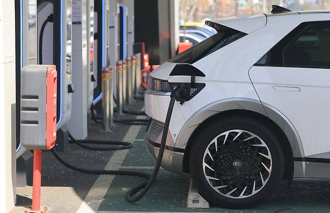 서울 시내의 전기차 충전소 모습. 뉴스1