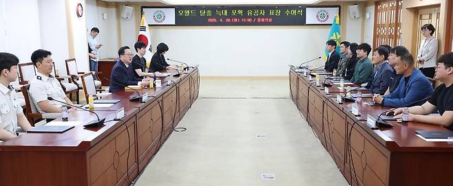 28일 오후 3시 대전시청 회의실에서 이장우 대전시장과 늑구 포획 유공자들이 대화를 나누고 있다. 사진 대전시