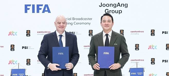 중계권 재판매 협상 끝에 6월 열리는 북중미 월드컵 경기는 JTBC와 KBS에서 볼 수 있게 됐다. 사진은 2024년 10월29일 서울 상암동 JTBC 사옥에서 조인식을 가지고 있는 잔니 인판티노 FIFA 회장(왼쪽)과 홍정도 중앙그룹 부회장(중앙그룹 제공).