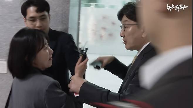 지난해 4월16일, 권성동 국민의힘 당시 원내대표가 이명주 뉴스타파 기자의 손목을 잡아채는 모습. /뉴스타파 유튜브