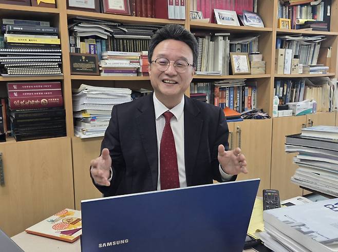 ▲ 이해근 고려대 신소재공학부 교수는 최근 자신의 연구실에서 강원도민일보와 만나 AI 시대 대학의 역할과 인재양성 혁신 방향에 대한 생각을 밝혔다. 이해근 교수는 “인문학과 공학의 두 기초학문이 함께 질문을 설계하고, 사회문제의 해법을 찾을 줄 알아야 한다”고 강조했다.  김여진 기자