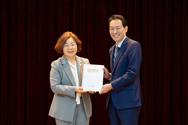▲ 강원여성경영인협회(회장 김선미)는 28일 강원중소벤처기업청 대회의실에서 강원도지사 후보 초청 정책간담회를 개최하고 우상호(왼쪽사진) 더불어민주당 후보와 김진태 국민의힘 후보에게 정책제안서를 전달했다.  김혜정 기자
