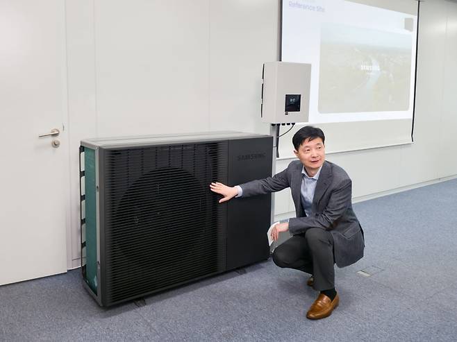 송병하 삼성전자 DA사업부 그룹장이 'EHS 히트펌프 보일러' 제품의 주요 특장점을 설명하고 있다. 사진=삼성전자 제공
