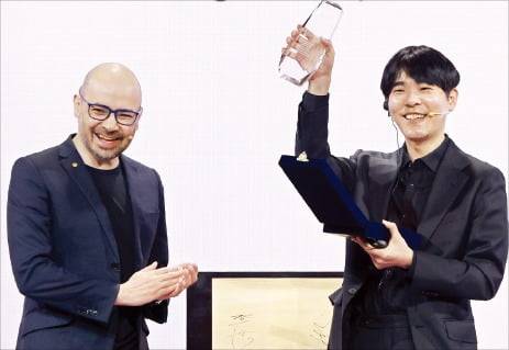 데미스 허사비스 구글딥마인드 최고경영자(CEO·왼쪽)와 이세돌 UNIST(울산과학기술원) 기계공학과 특임교수가 29일 서울 소공동 웨스틴조선호텔에서 10년 만에 재회했다. 허사비스 CEO가 건넨 감사패를 이 특임교수가 꺼내 흔들고 있다.  최혁 기자