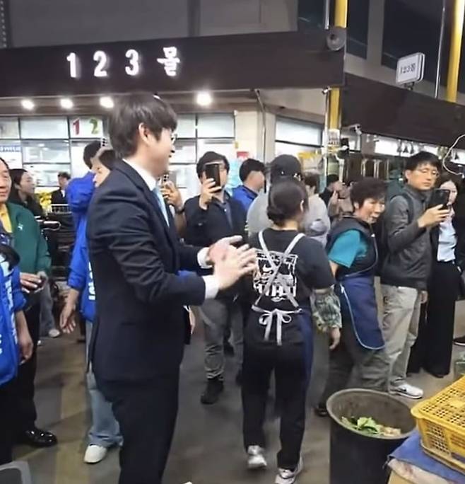 구포시장을 찾은 하정우 전 수석 (출처=박정훈 국민의힘 의원 SNS)