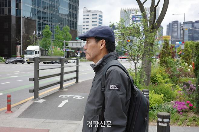산재 노동자 사망 추모의 날을 맞은 28일 산재 유가족 이용관씨(70)가 도심을 걷고 있다. 우혜림 기자