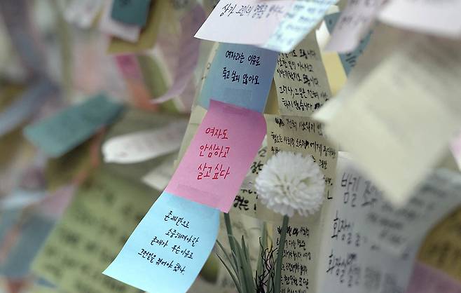2016년 5월 20일 서울 강남역 10번 출구 앞에 피해 여성을 추모하는 글들이 빼곡히 붙어 있다. 강윤중 기자