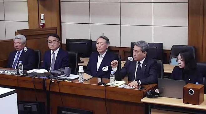 고위공직자범죄수사처(공수처) 체포방해 등 혐의로 기소된 윤석열 전 대통령이 29일 서울 서초구 서울고법에서 열린 항소심 선고 공판에 출석해 있다. 서울고법 내란전담재판부인 형사1부는 이날 특수공무집행방해, 직권남용 권리행사방해 등 혐의로 재판에 넘겨진 윤 전 대통령에게 징역 7년을 선고했다. 서울고법 제공