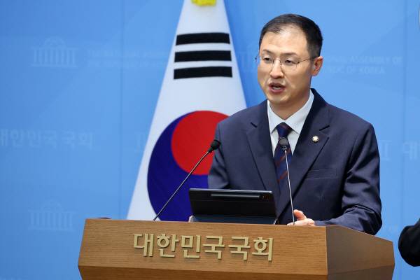 6·3 지방선거에 출마한 더불어민주당 울산시장 후보 김상욱 의원이 29일 국회 소통관에서 제22대 국회의원직 사직 의사를 밝히고 있다. 연합뉴스