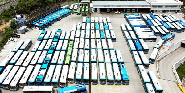 부산 지역 시내버스가 전면 파업에 돌입한 지난해 5월 28일 오전 연제구 공영버스차고지에 운행이 중지된 버스들이 주차돼 있는 모습. 국제신문 DB