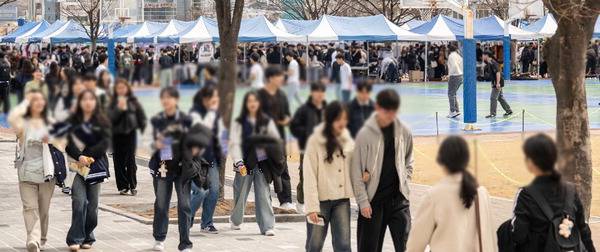 수도권 고교를 졸업하고 부산대로 정시 전형을 거쳐 입학한 학생 비율이 늘고 있다. 사진은 부산대학교 교정에서 학생들이 이동하는 모습. 이원준 기자