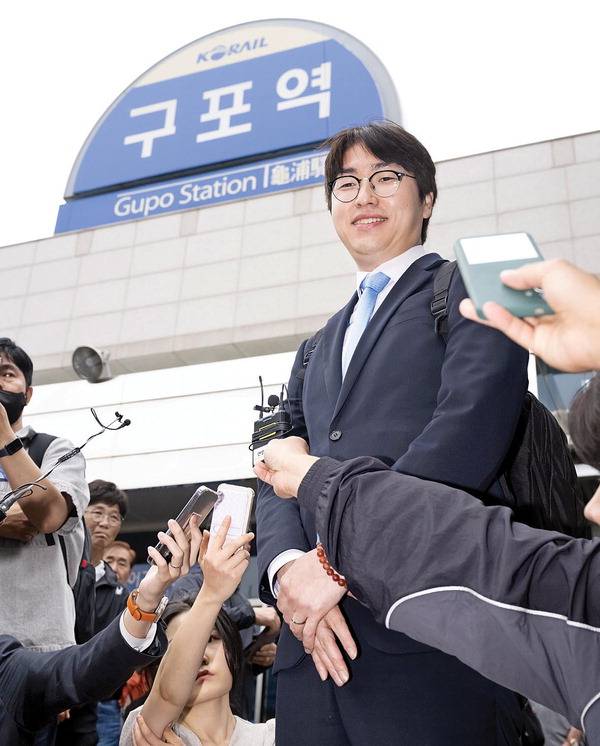 더불어민주당 6·3 부산 북갑 국회의원 보궐선거에 나서는 하정우 전 청와대 AI미래기획수석이 29일 구포역에 도착한 뒤 취재진의 질문에 답하고 있다. 전민철 기자 jmc@kookje.co.kr