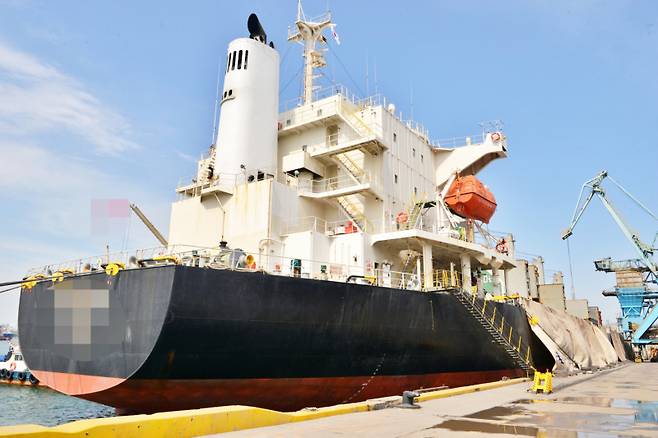 온산항 고려아연 전용 부두에서 원료 하역 작업(오른쪽 버킷크레인의 모습)이 진행되고 있다. 고려아연 제공&nbsp;