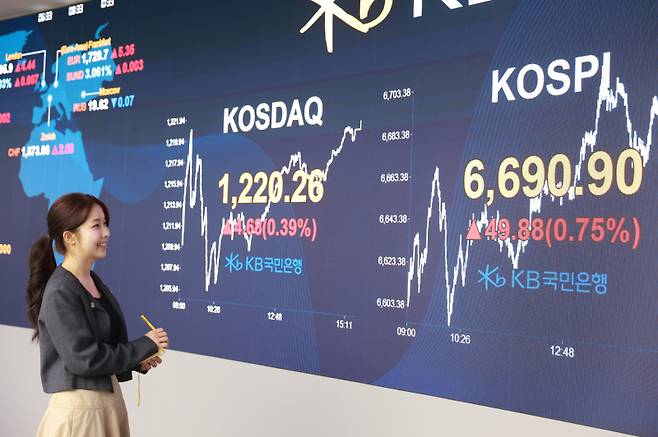 29일 KB국민은행 딜링룸 전경. KB국민은행