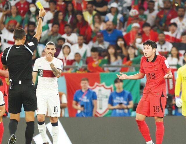 2022 카타르월드컵 조별리그 포르투갈전에서 경고를 받는 이강인. 뉴시스