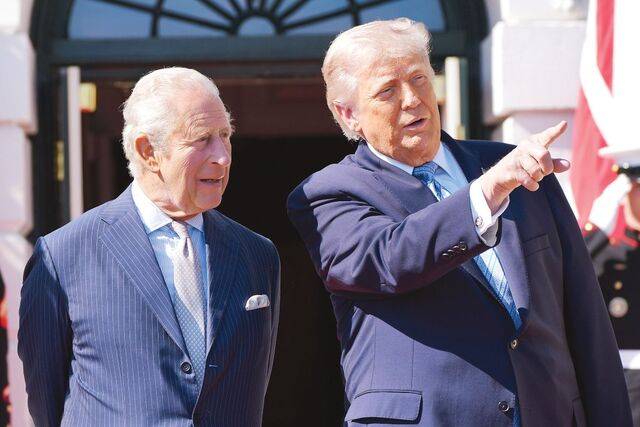 도널드 트럼프 미국 대통령이 27일(현지시간) 미국을 국빈 방문한 찰스 3세 영국 국왕에게 어딘가를 가리키며 안내하고 있다. 앞서 트럼프는 지난해 9월 영국을 국빈 방문했다. AP연합뉴스