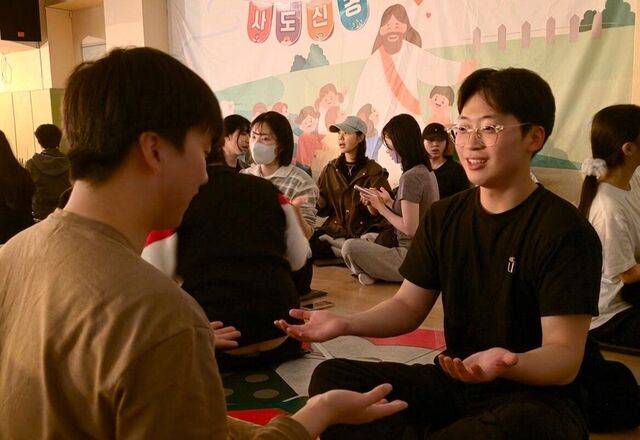 청년들이 서로에게 손을 뻗어 축복하는 모습.