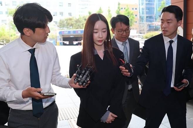 필라테스 강사 겸 인플루언서 양정원이 29일 서울 강남구 강남경찰서에 사기 및 가맹사업법 위반 혐의 피의자 신분으로 출석하고 있다. 뉴시스