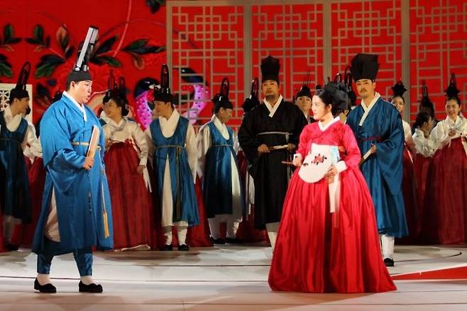 김영진 디자이너가 의상 감독으로 참여한 2017년 국립오페라단의 ‘동백꽃 아가씨’.    (c)국립오페라단