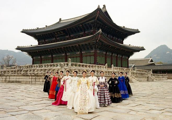 김영진은 문화유산청이 2020년 한국 방문 캠페인의 일환으로 기획한 홍보 영상의 패션 디렉터로 참여해 ‘공주의 하루’라는 콘셉트로 풀어냈다. 사진은  ‘공주의 하루’ 영상 중 한 장면.   (c)조기석