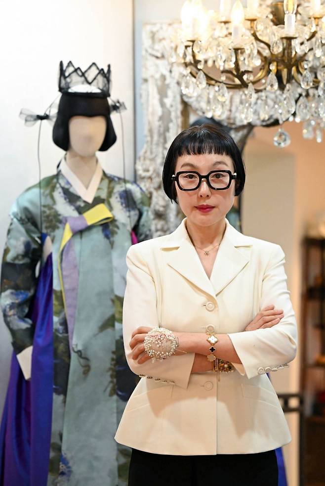 한복 디자이너 김영진이 서울 용산구 한남동 소재의 차이킴 아틀리에에서 국민일보와 인터뷰하고 있다. 전통 한복 맞춤 브랜드 ‘차이 김영진’과 기성복 브랜드 ‘차이킴’의 대표인 김영진은 2016년부터 무대 의상 감독으로도 활동하고 있다.       이한형 기자