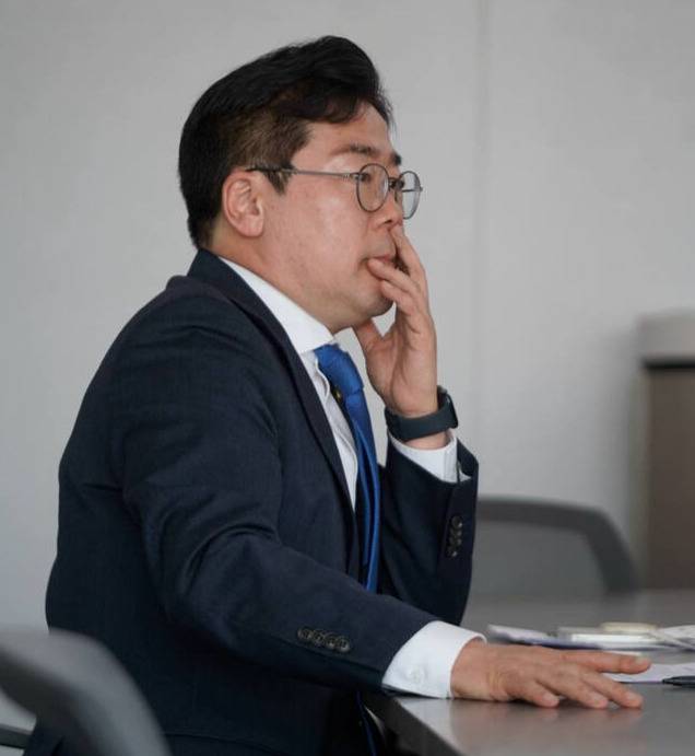 최근 더불어민주당 인천시장 후보인 박찬대 국회의원(연수갑)이 청라국제도시 커넥티드카 인증센터를 방문해 설명을 듣고 있다. 박 의원실 제공