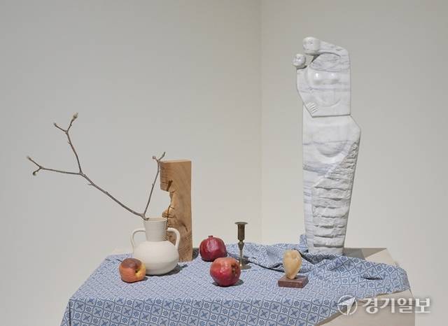 민복진 조각가의 사랑, 새 조각이 정물과 함께 전시돼 있다. 윤원규기자