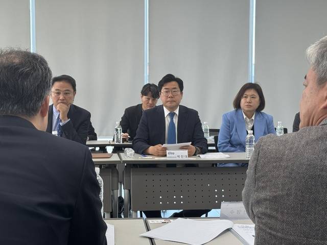 더불어민주당 인천시장 후보인 박찬대 의원이 29일 중구 영종국제도시 CJ대한통운 인천공항특송센터에서 브리핑을 듣고 있다. 김지혜기자