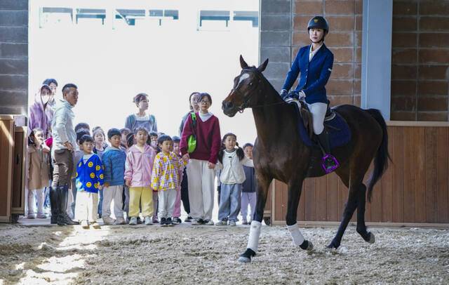 29일 오후 화성특례시 마도면 경기도축산진흥센터에서 열린 '경기도 말 복지 휴양목장 개소식'에서 견학 온 인근 어린이집 원아들이 실내 목장에서 승마를 관람하고 있다. 홍기웅기자