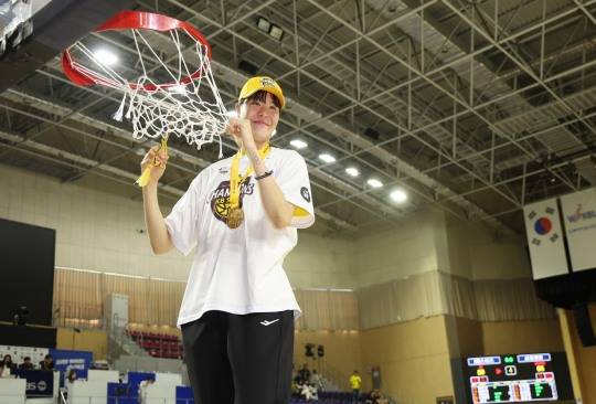 그물 커팅 세리머니하는 박지수. / 사진=연합뉴스