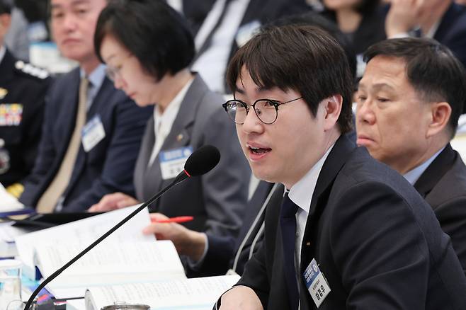 하정우 전 AI미래기획수석이 지난 17일 청와대 영빈관에서 열린 공공기관 및 유관기관 업무보고에서 이재명 대통령 질문에 답하는 모습. [연합뉴스]